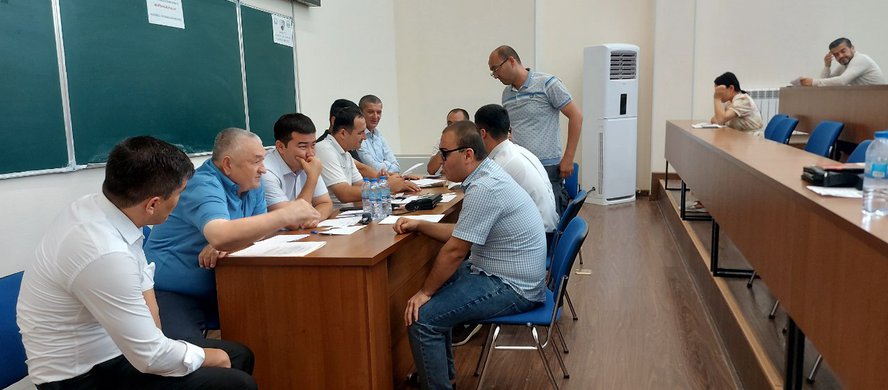Сурхандарьинские «Волонтёры Мехр» помогают абитуриентам